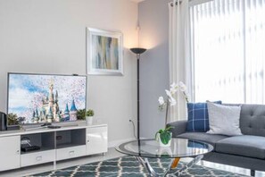 House | 4 bedrooms - Gorgeous Home With Pool and Lake View (Kissimmee)