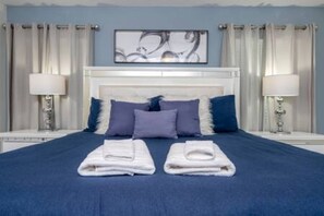 House | 4 bedrooms - Gorgeous Home With Pool and Lake View (Kissimmee)