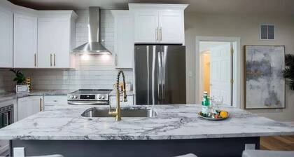 Modern & Cozy Haven ~ Close to Downtown!