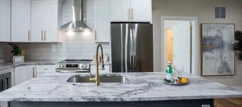 Modern & Cozy Haven ~ Close to Downtown!