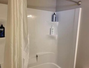 Haartrockner, Handtücher, Seife, Shampoo