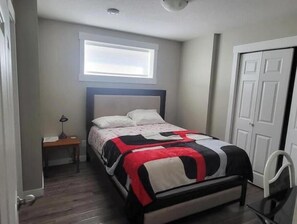 1 dormitori, escriptori, planxa i posts de planxar i wifi gratuïta 