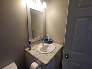 Assecador de cabells, tovalloles, sabó i xampú 