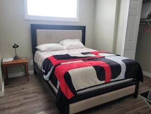 1 bedroom, desk, iron/ironing board, free WiFi - Home of comfort with Insulated garage parking

 (Regina)