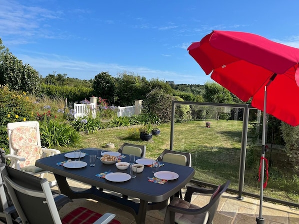 Outdoor dining - Maison Entourée dun Jardin Fleuri Près de la Plage du Goulien,petite vue mer (Crozon)
