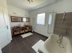 Regadera, amenidades de baño ecológicas, secadora de cabello, jabón