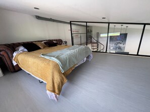 6 habitaciones, tabla de planchar con plancha, wifi y ropa de cama