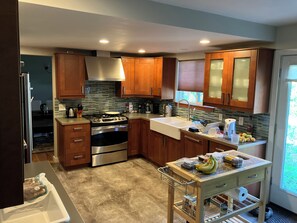 Fridge, microwave, oven, stovetop - Charming 3-bedroom house with AC and WiFi in Centennial (Centennial)