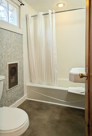 Towels - Our Lovely Studio Cabin in Bar Harbor_Cabin 2 (Bar Harbor)