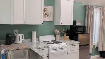 Coffee/tea maker, fridge, microwave, oven