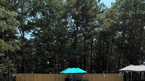 Piscina rectangular con interior azul, rodeada por una solería empedrada.