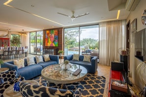 House | 4 bedrooms, desk