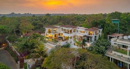 Cliffhouse by Hireavilla -5br w Pvt Pool in Saipem