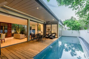 A modern house with a swimming pool, wooden deck, and outdoor seating area. - Aster by Hireavilla - 3BR w Private Pool in Parra (Parra)