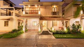 Villa | 4 bedrooms, desk