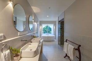House | 5 bedrooms - Legacy by Hireavilla Natgeo Spot w Field Views (Siolim)