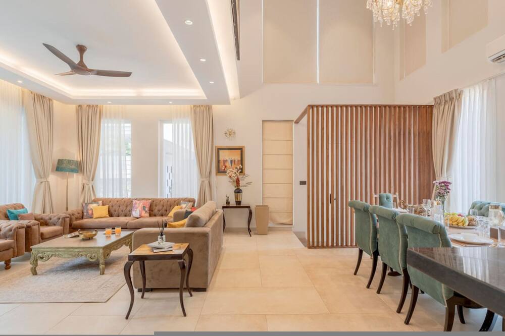 Lux 5BR Villa in Anjuna Perfect for Groups Aria