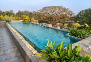 Room - Stylish 2bhk w Rooftop Pool Near Candolim Ea-305 (Nerul)