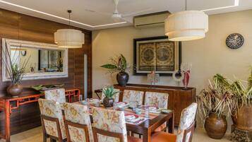 House | 4 bedrooms, desk