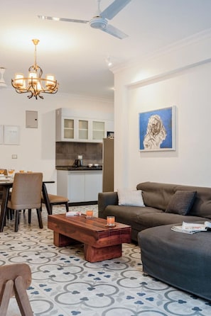 House, Smoking | 2 bedrooms - Luxe Apt w Balcony Rooftop Pool 15 min to Beach (Marra)