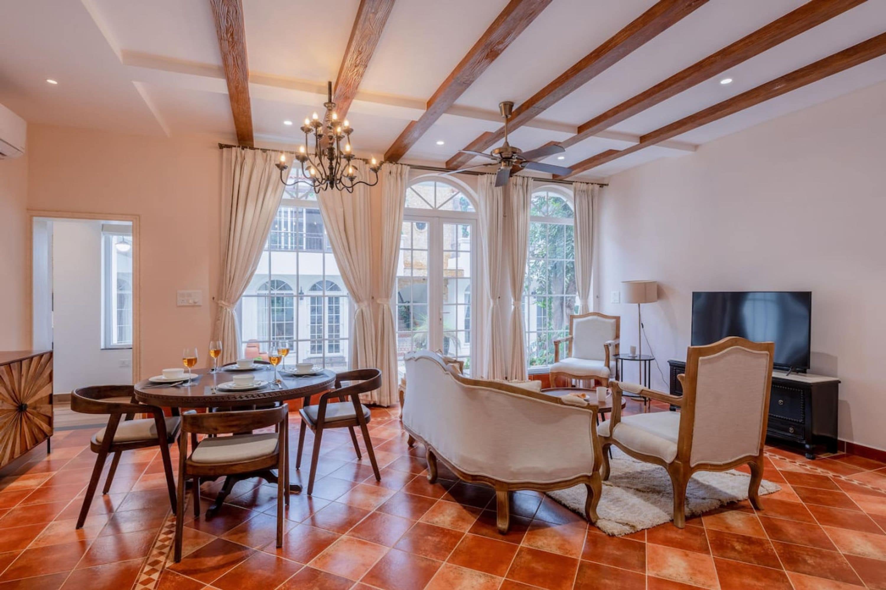 House | 3 bedrooms, desk