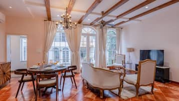 House | 3 bedrooms, desk