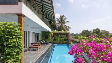 House | 6 bedrooms, desk