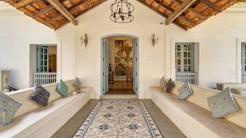 House | 5 bedrooms, desk