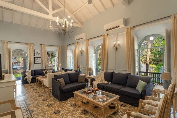 Villa | 5 bedrooms, desk