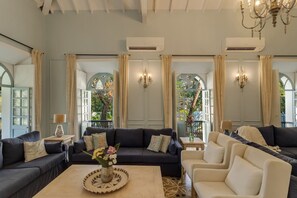 Villa | 5 bedrooms, desk