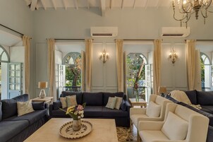 Villa | 5 bedrooms, desk