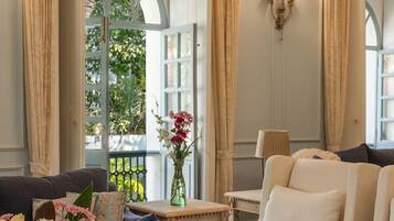 别墅 | 5 多间卧室、办公桌