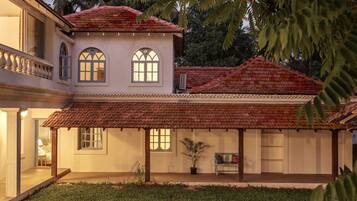 Villa | 5 bedrooms, desk