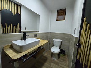 Basic Room | Bed sheets - Azcarraga Hotel (Puebla)