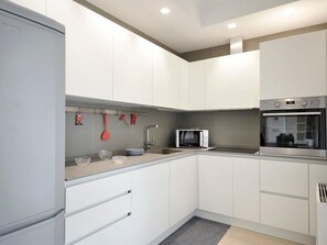 Frigorífico, microondas, horno y placa de cocina