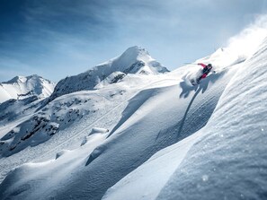 A snowy mountain landscape with a skier in motion. - Haus Katharina - Dorfblick (Kaprun)