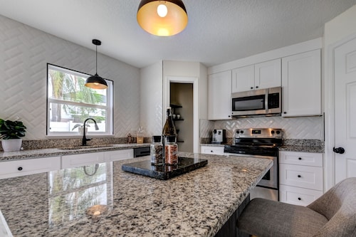 Spacious 4+1 bedroom house in Sanford with fast WiFi, A/C, & sleeping up to 12!
