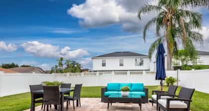 Spacious 4+1 bedroom house in Sanford with fast WiFi, A/C, & sleeping up to 12!