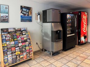 A vending machine, a refrigerator, and a display of travel brochures. - Studio 6 – Las Cruces, NM - Telshor (Las Cruces)