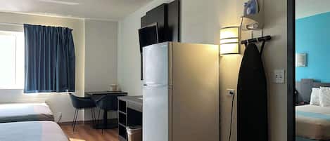 Schreibtisch, Verdunkelungsvorhänge, kostenloses WLAN, Bettwäsche