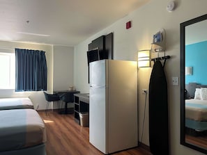 Escritorio, cortinas blackout, wifi gratis y ropa de cama