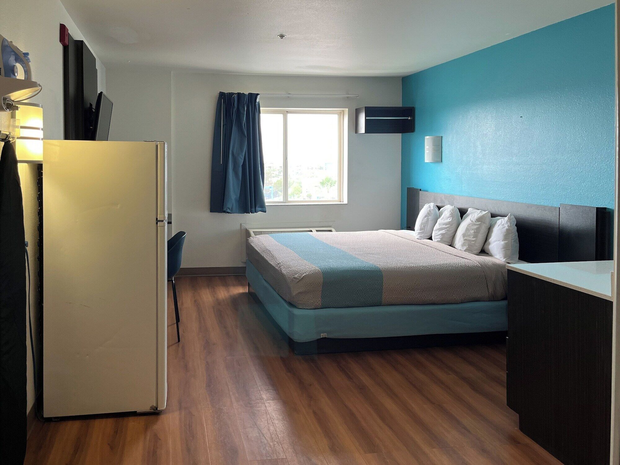 办公桌、遮光窗帘、免费 WiFi、床单