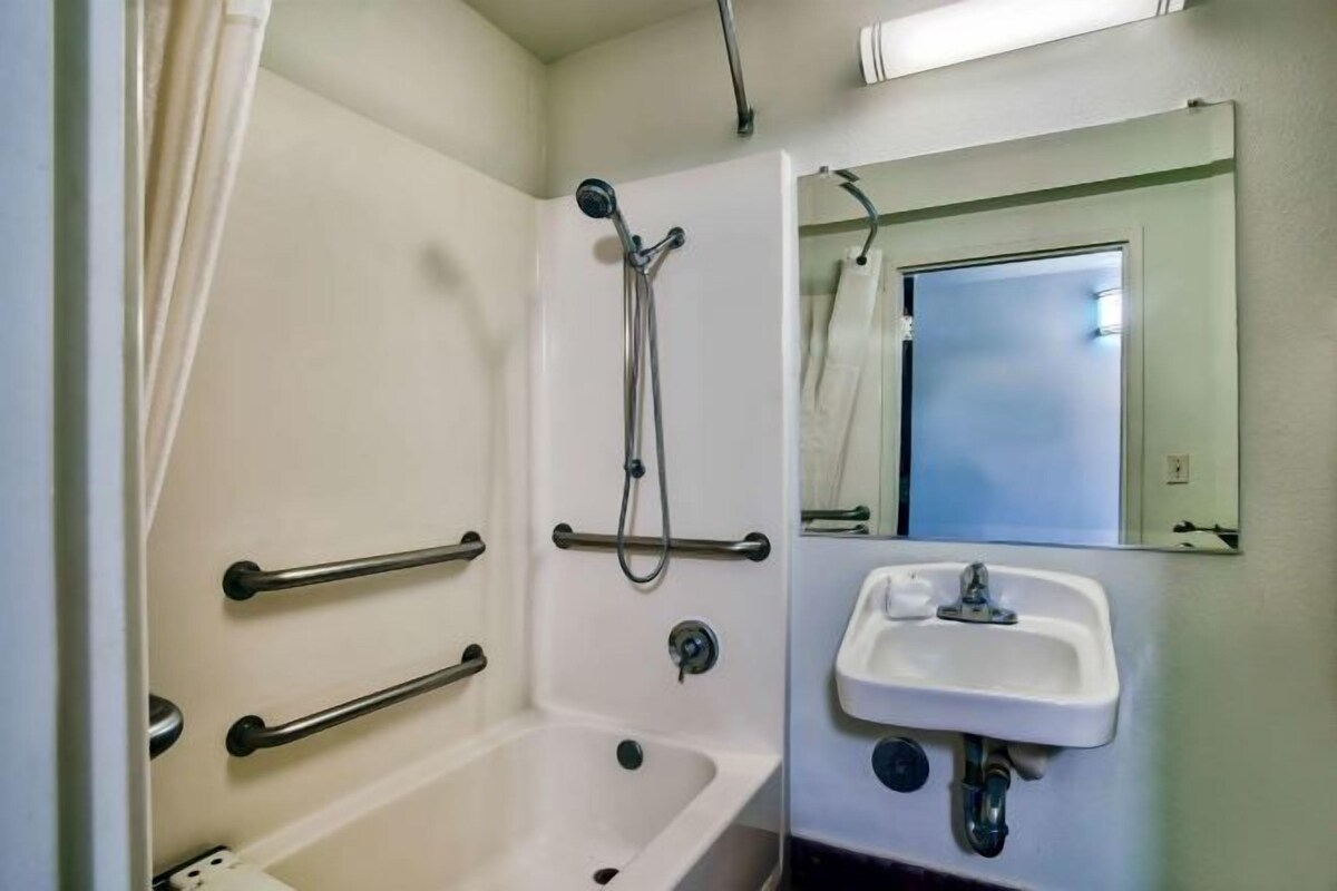 Bañera con ducha, toallas