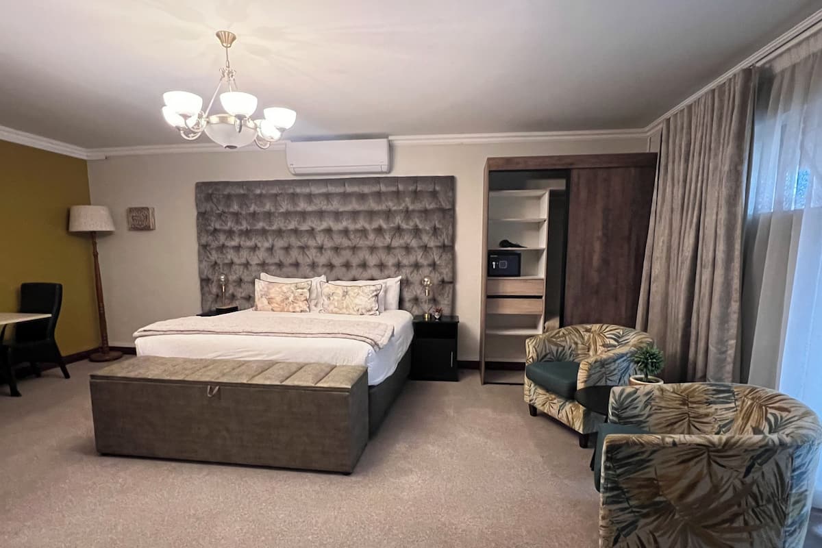 Classic Studio | Egyptian cotton sheets, premium bedding, memory-foam beds, minibar