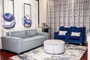 Presidential Suite, Lake View | Living area | Smart TV - ONE O EIGHT BOUTIQUE HOTEL (Benoni)