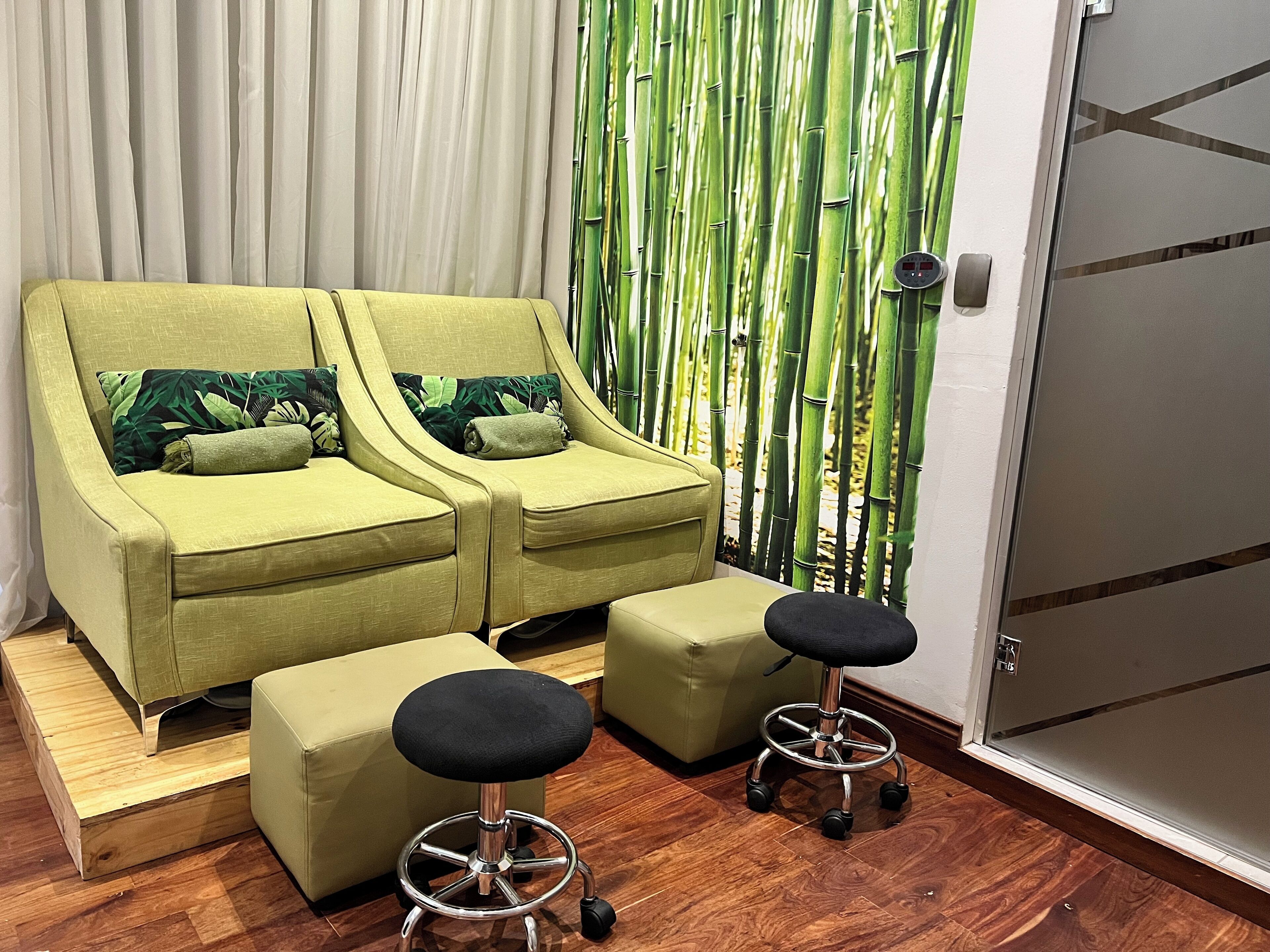 1 treatment room, massages