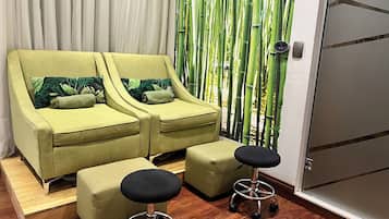 1 treatment room, massages