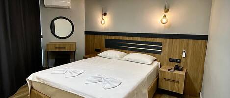 Standaard tweepersoonskamer, balkon, uitzicht op zwembad | Een bureau, gratis wifi