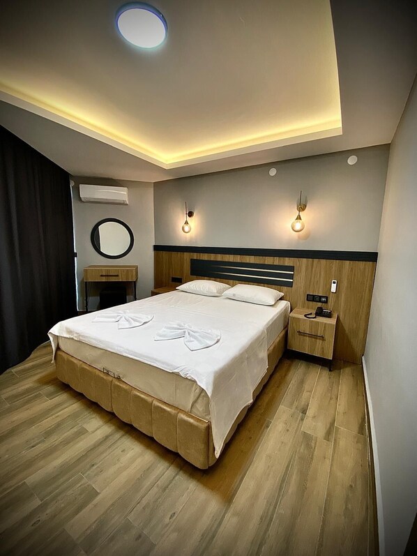 Habitación estándar doble, balcón, vistas a la piscina | Escritorio y wifi gratis