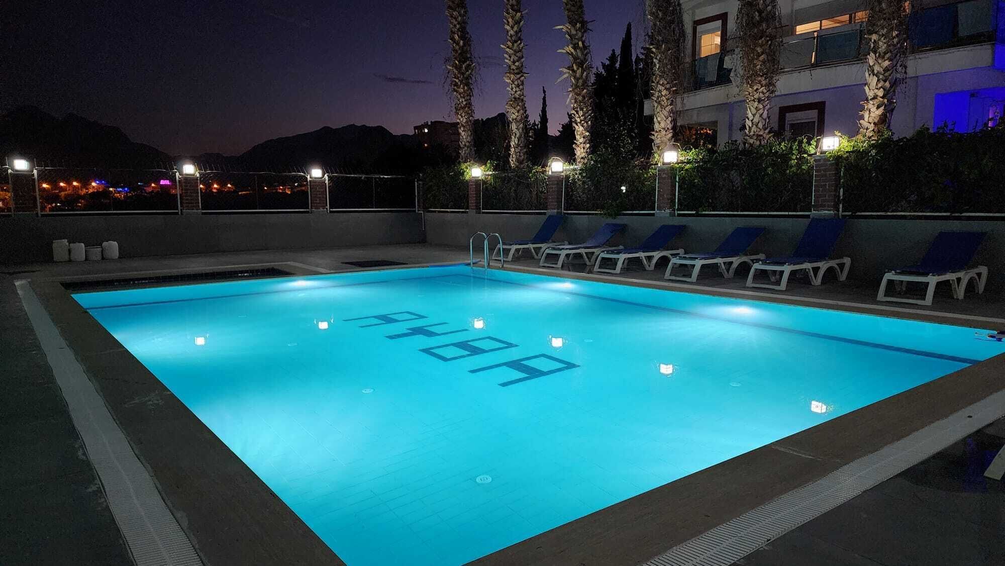 Una piscina al aire libre de temporada